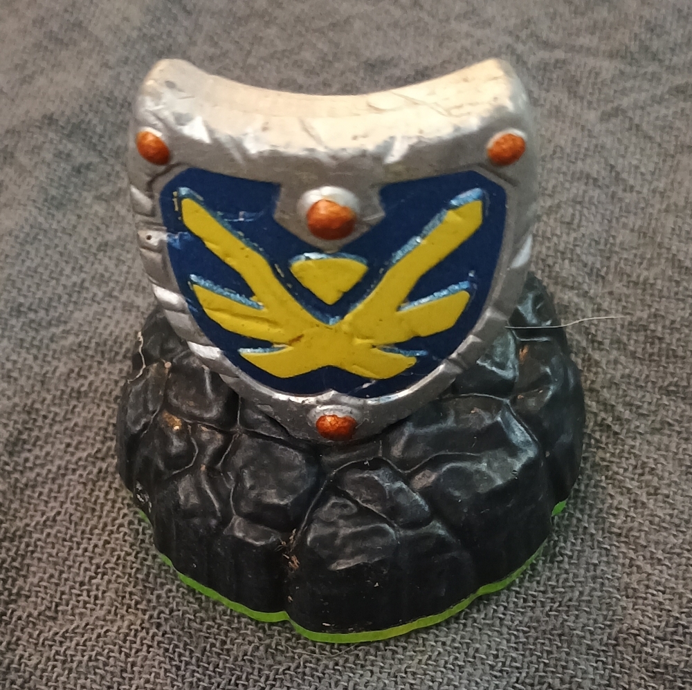 SKYLANDERS Spyro's Adventure Power Up Item - Sky-Iron Shield figure only
